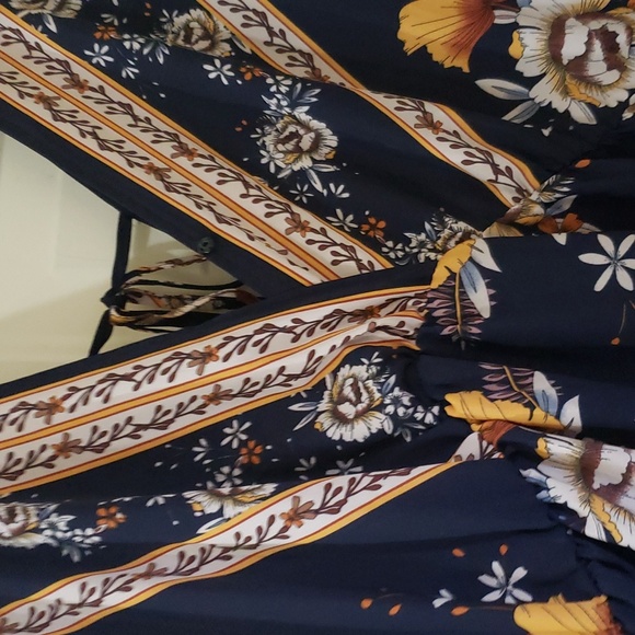 PLUS SIZE Floral Tie Back Dress - Picture 4 of 8